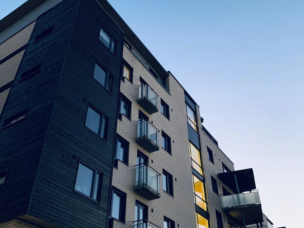 Edificio de viviendas moderno visto desde abajo con cielo despejado