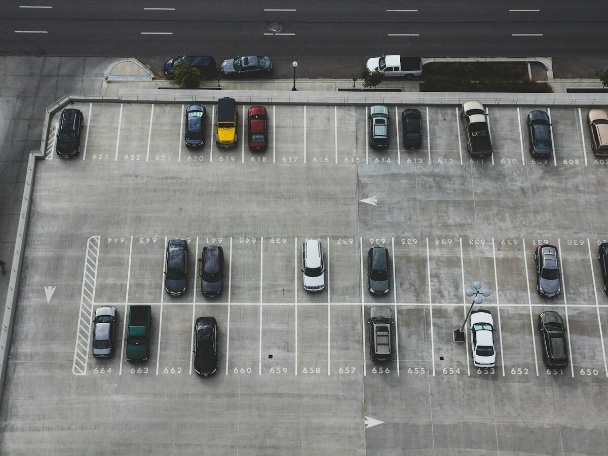 Vista aérea de un aparcamiento con plazas señalizadas