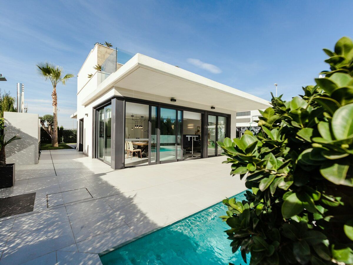 Casa blanca de estilo mediterráneo con piscina y terraza