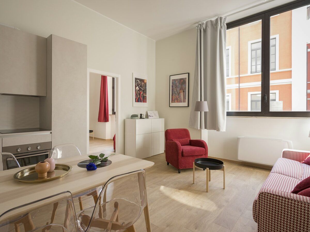 Piso vacío y luminoso con cocina abierta y ventanales