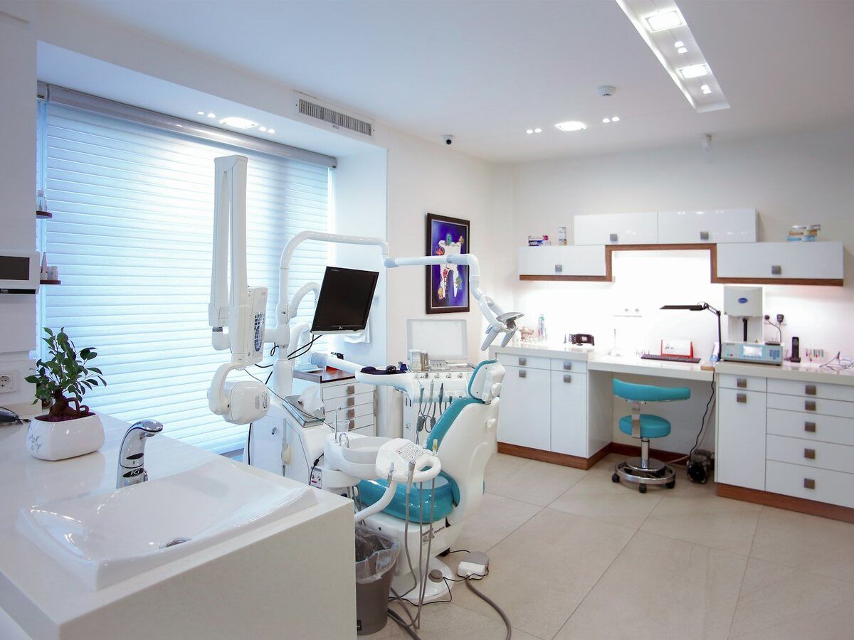 Consulta de una clínica dental luminosa y ordenada